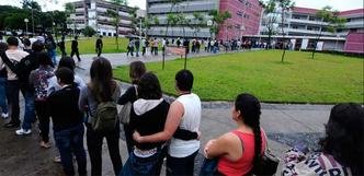Na fila para entrar na UFMG: no �ltimo vestibular, 33% dos calouros da maior universidade do estado j� vinham da escola p�blica, mas equilibrar a conta em cursos tradicionais ser� um desafio(foto: Euler Junior/EM/D.A Press %u2013 3/1/12)