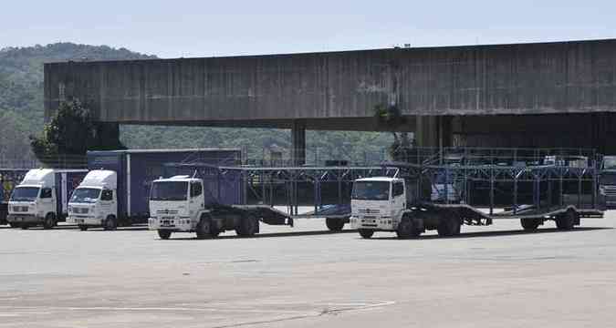 Carretas cegonheiras vazias refletem queda da demanda por automveis, que em Minas levou a baixa de 45,2% (foto: Juarez Rodrigues/EM/D.A Press)