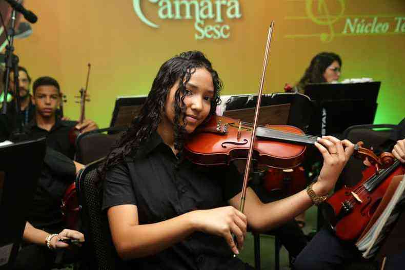 Dhamria Ribeiro, estudante de violino em Tefilo Otoni(foto: Henrique Chendes/sesc/Divulgao)
