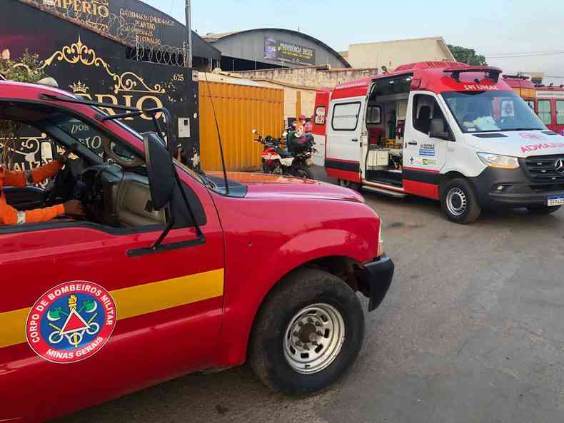 Equipes do Corpo de Bombeiros e do SAMU participaram do atendimento(foto: Igor Nunes/Divulgao)