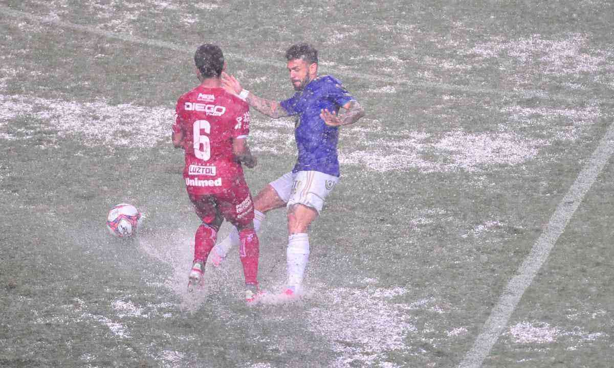 Jogador De Futebol Jogando Bola No Fundo. Imagem De Baixo ângulo