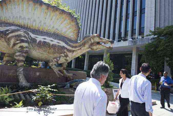 Rplica em tamanho real do espinossauro foi instalada do lado de fora do museu(foto: AFP PHOTO / Saul LOEB )