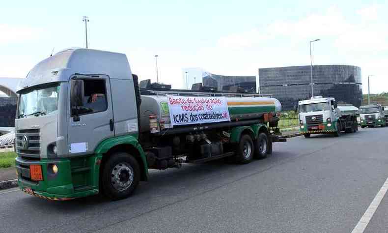 Transportadores de combustvel durante manifestao nessa quinta-feira (25/2) em frente  Cidade Administrativa(foto: Jair Amaral/EM/D.A Press)