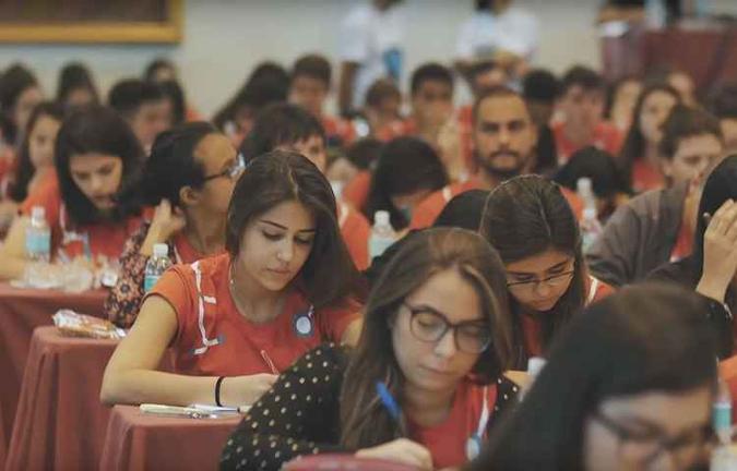 Simulação completa do Enem com avaliação e questões inéditas produzidas pelo sistema de ensino paulista que mais aprova nos vestibulares concorridos do país. Simulação completa do Enem com avaliação e questões inéditas produzidas pelo sistema de ensino paulista que mais aprova nos vestibulares concorridos do país.