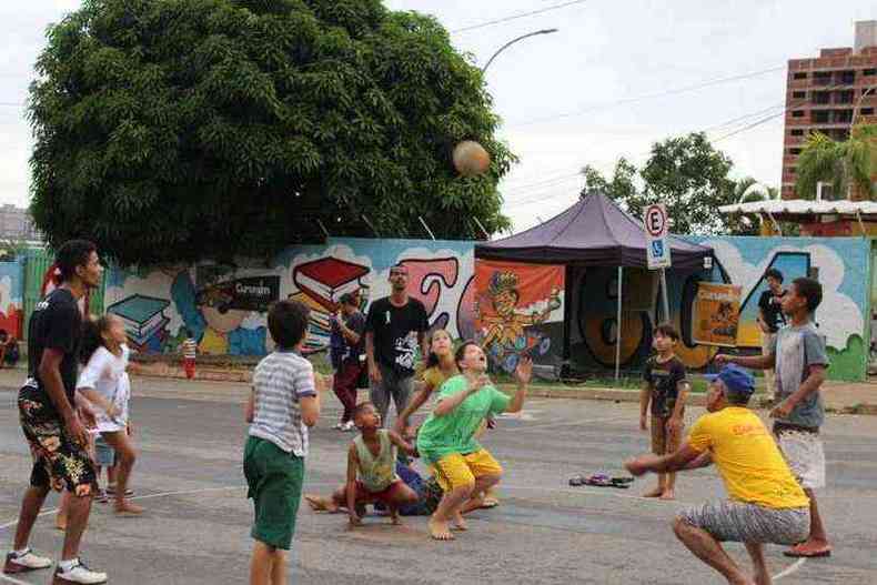 Pinturas, massas de modelar, pique-esconde e bola so algumas das atividades que fazem parte da rotina dos pequenos(foto: Filipe Lopes/Divulgao Curumim Cultural)