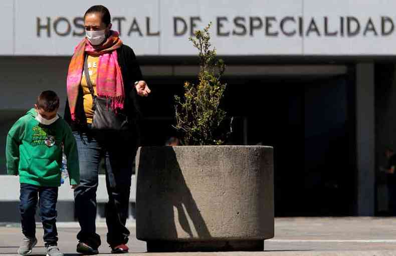 Confirmao do primeiro caso no Mxico levou muitas pessoas do pas a usar mscaras ao sair s ruas, temerosas de ser infectadas (foto: Ulises Ruiz/AFP)