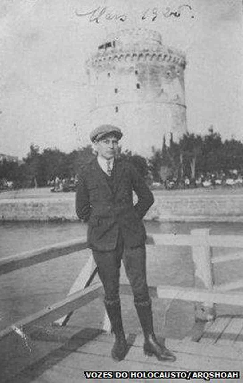 Isaac Menache, aos 18 anos, em frente  Tour Blanche, fortaleza no porto de Tessalnica, maro de 1925(foto: Vozes do Holocausto/Arqshoah)