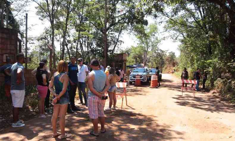 Populao aguarda liberao de vias e tem que fazer desvios de at 30 quilmetros em Brumadinho(foto: Jair Amaral/EM/D.A. Press)