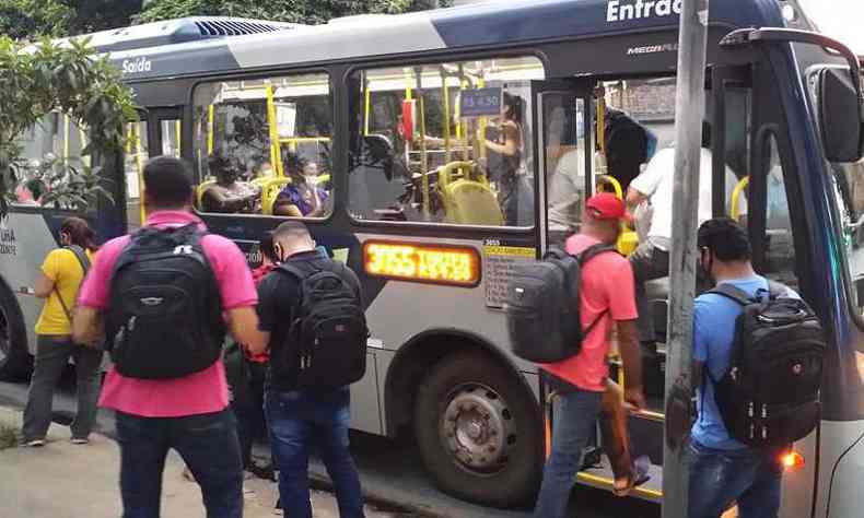 Ainda que pontos tenham ficado cheios na tarde desta quinta-eira (22/4), ônibus seguiram movimentação normal (foto: Marcos Vieira/EM/D.A Press )