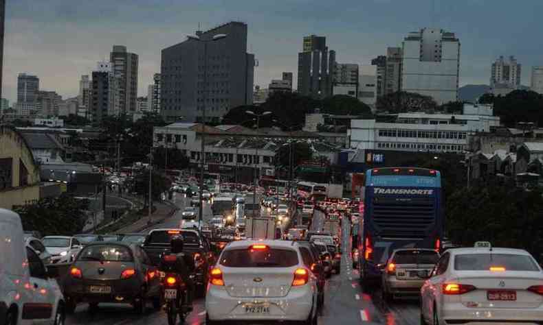 Viaduto Itamar Franco, na Regio Noroeste de BH, por volta das 17h(foto: Leandro Couri/EM./D.A.Press)