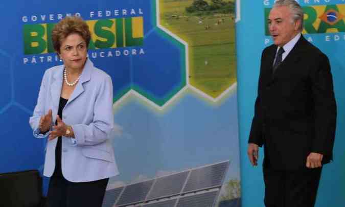 Sem interlocuo com Temer, Dilma delegou ao ex-presidente Luiz Incio Lula da Silva a tarefa de tentar se aproximar do vice(foto: Lula Marques/Agncia PT )