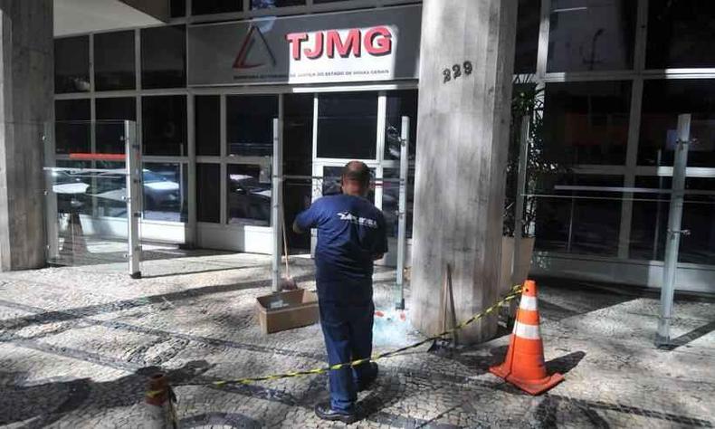 Prédio da Corregedoria de Justiça teve vidros quebrados nesta segunda (7/3)(foto: Alexandre Guzanshe/EM/D.A Press - 7/3/22) Edifício que sedia a Corregedoria da Justiça de MG, em BH