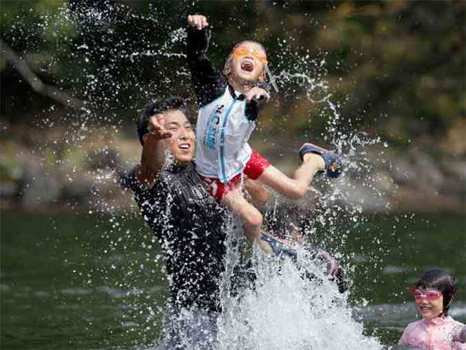 Famlia brinca em rio da cidade de Shimanto, no Japo (foto: AFP PHOTO / JIJI PRESS JAPAN OUT )