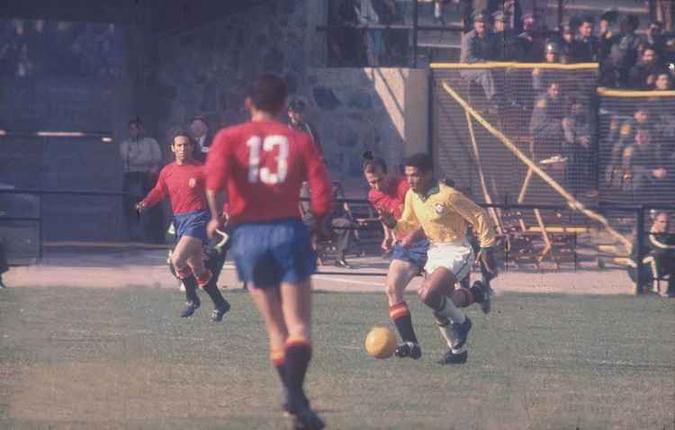 Garrincha brilhou na Copa'1962: contra o Chile foram dois gols no triunfo por 4 a 2, na semifinal(foto: Arquivo EM 17/6/1962) Garrincha brilhou na Copa'1962: contra o Chile foram dois gols no triunfo por 4 a 2, na semifinal(foto: Arquivo EM 17/6/1962)