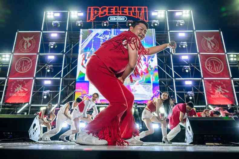 Psy em show com dançarinas