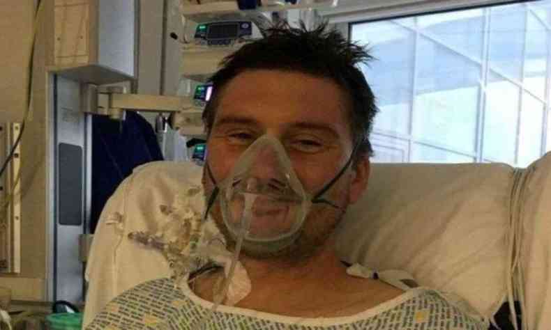Bombeiro ingls com uma mscara respiratria em uma cama de hospital 