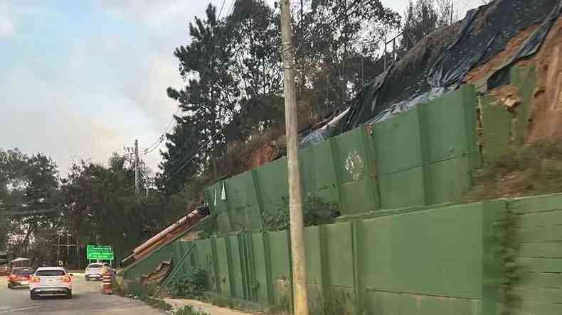 Muro de conteno de barranco danificado em Nova Lima