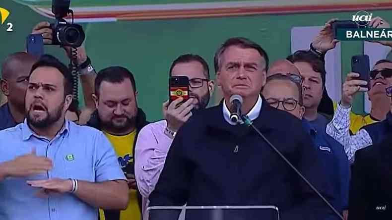 Bolsonaro discursando no palco da Marcha para Jesus