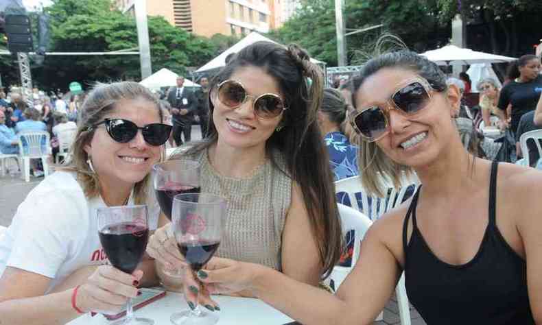 As amigas Tayana, Daniele e Sandra brindam com vinho produzido em Minas(foto: Paulo Filgueiras/EM/DA PRESS)