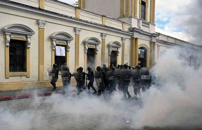 A polcia interveio para conter os manifestantes(foto: Johan ORDONEZ / AFP)