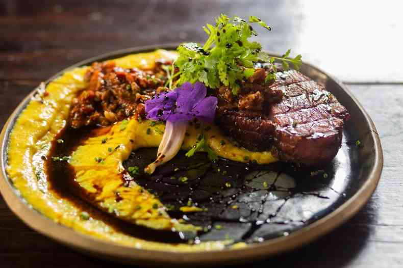 No restaurante Uaithai, em Tiradentes, o copa-lombo defumado da Catau Artesanal  acompanhado de pur de banana-da-terra, ragu de linguia e molho de cachaa