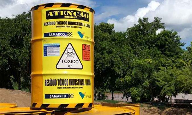 Proprietário do areal está armazenando rejeitos em tambores rotulados com alerta para resíduos tóxicos(foto: Edertone José da Silva/Divulgação) Proprietário do areal está armazenando rejeitos em tambores rotulados com alerta para resíduos tóxicos(foto: Edertone José da Silva/Divulgação)