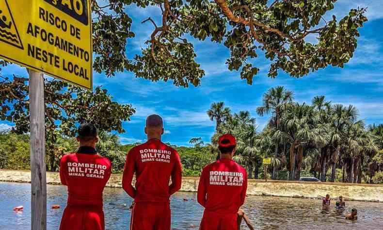 Salva-vidas dos bombeiros s margens de rio em MG