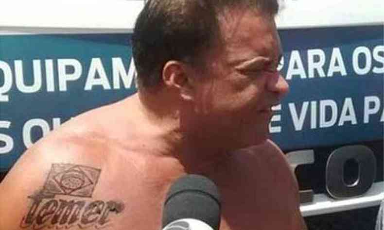 O deputado Wladimir Costa e sua tatuagem, no ombro, com o nome do presidente e a bandeira do Brasil(foto: Divulgao)