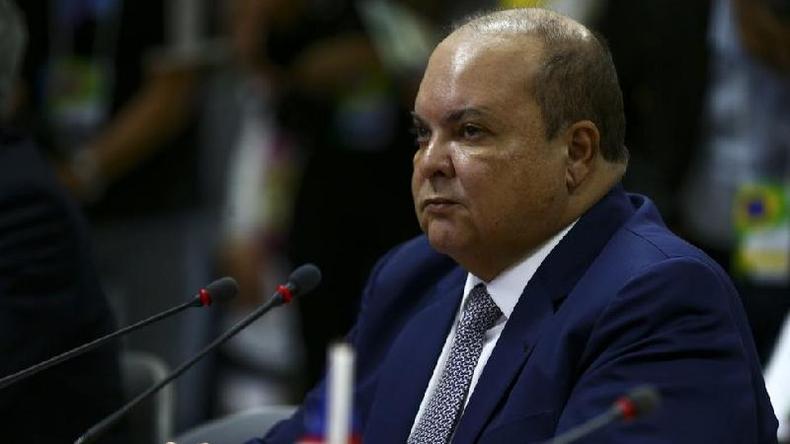 O governador Ibaneis Rocha foi afastado do cargo por 90 dias por decisão de Alexandre de Moraes(foto: Agência Brasil) O governador do Distrito Federal, Ibaneis Rocha, durante reunião do Fórum de Governadores para tratar da incidência do ICMS sobre combustíveis e teses da cobrança do Diferencial de Alíquota do ICMS (Difal) - 13/12/2022