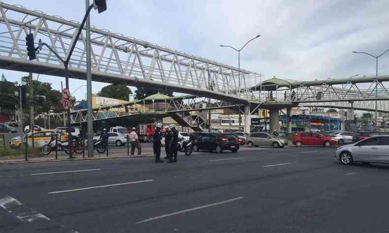 Agentes da BHTrans e Guardas Municipais organizam o trânsito no cruzamento onde acidente ocorreu(foto: Edésio Ferreira/EM/DA Press)