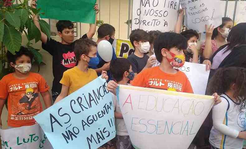 Crianas em frente ao Frum do TJMG de Tefilo Otoni pedindo o retorno das aulas presenciais(foto: Gabriela Dias/Divulgao)