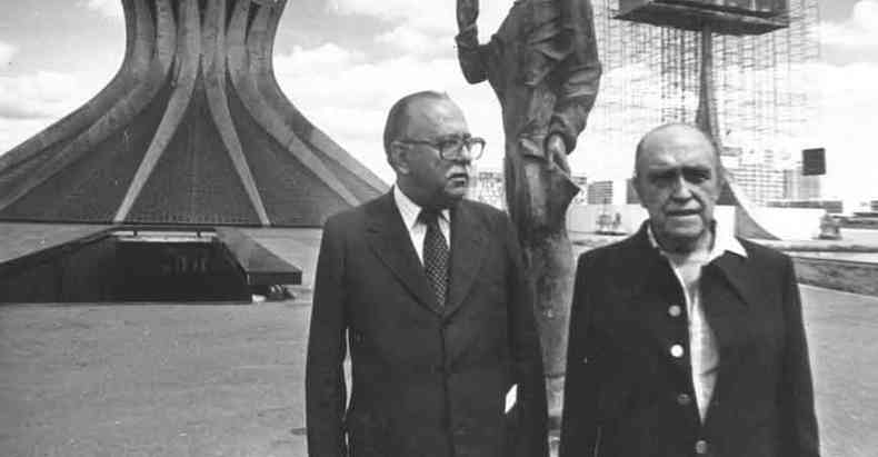 Jos Aparecido de Oliveira, tema de documentrio que ser lanado hoje, e Oscar Niemeyer em Braslia(foto: Arquivo EM)