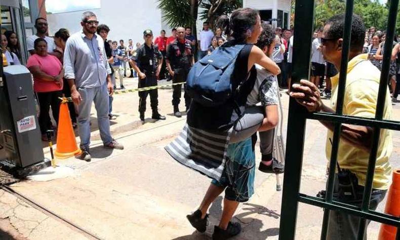 Candidatos chegam a colgio em Braslia para as provas do Enem (foto: Wilson Dias/Arquivo Agncia Brasil)