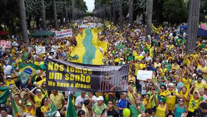 Ato em favor do impeachment rene 5 mil pessoas na Praa da LiberdadePaulo Filgueiras e Luciane Evans/EM/D.A Press