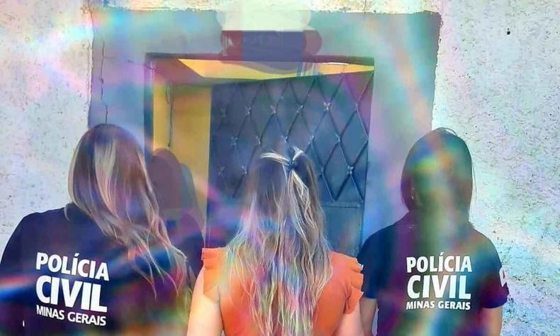 Trs policiais femininas de costas na porta de uma casa, que est aberta, na regio Leste de BH