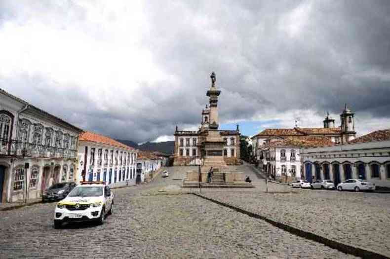 Na Praa Tiradentes, em Ouro Preto, carros da Guarda Municipal e da PM orientam moradores a permanecer em casa(foto: Leandro Couri/EM/D.A Press)