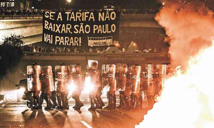 Cena do filme 'Junho - O ms que abalou o Brasil' mostra protestos


