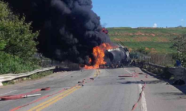 Rodovia dever[ ser desobstruda ainda na manh desta tera-feira