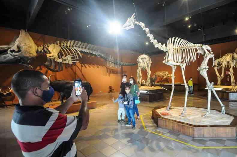 Famlia visitando Museu de Cincias Naturais da PUC Minas
