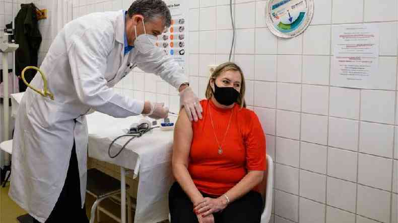Atualmente no Brasil duas vacinas esto sendo aplicadas: a Oxford-AstraZeneca e a CoronaVac.(foto: EPA)