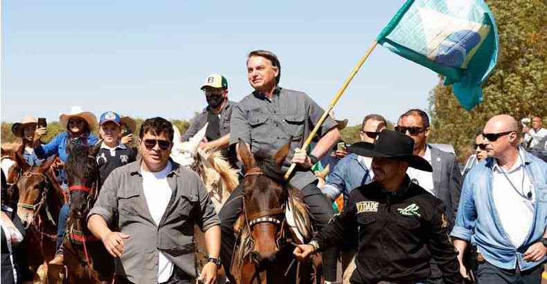 Bolsonaro andou a cavalo com a bandeira do Brasil e passeou de moto em Uberlândia, além de participar de solenidade oficial(foto: Alan Santos/PR)