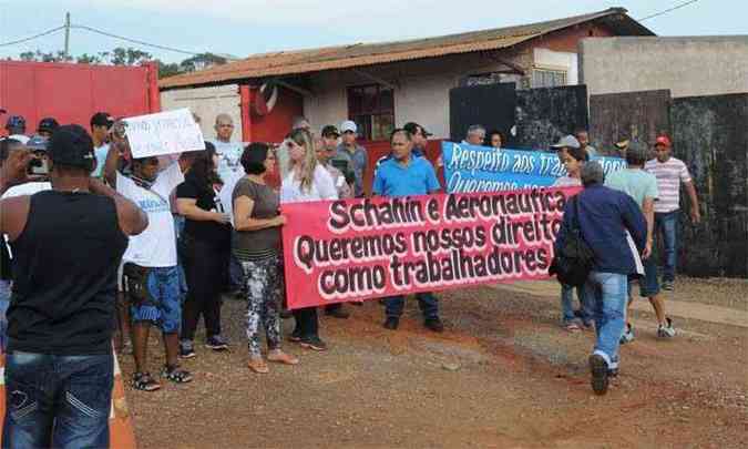 Demitidos da Schahin durante manifestao em Lagoa Santa: profissionais buscam o apoio da Aeronutica para garantir indenizaes(foto: Paulo Filgueiras/EM/D.A Press)