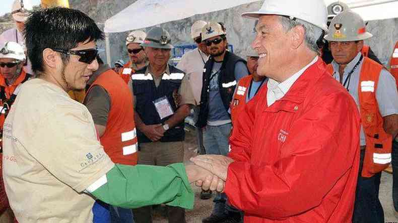 Mineiro  cumprimentado pelo presidente Piera, que recebia os resgatados na superfcie(foto: Reuters)