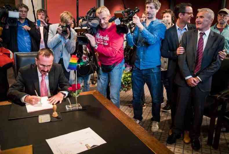 Karl Kreile assina a certido de casamento observado pelo esposo, Bodo Mende (foto: Odd Andersen/AFP )