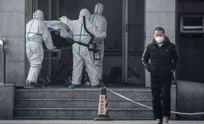 Paciente chegando a hospital em Wuhan, na China, onde apareceram as primeiras infeces com o coronavrus(foto: AFP / STR - 18/1/20)