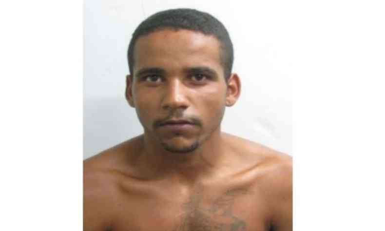 Carlomam dos Santos Nogueira, 26 anos, aparece em foto frontal, sem camisa, em fundo branco. Foto enquadra da altura da cabea at pouco abaixo da base do pescoo.