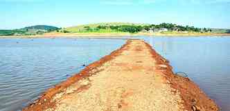 Em Furnas, o volume armazenado estava em 12,35% em dezembro de 2012, menor do que os 19,06% apurados no mesmo ms de 2000(foto: Venicio Scatolino/Jornal dos Lagos )