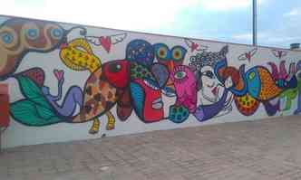 Muro do imvel do projeto Realizando sonhos, em Buritizeiros, foi grafitado pelo artista Atade Miranda(foto: Dulio Pimentel/Divulgao)