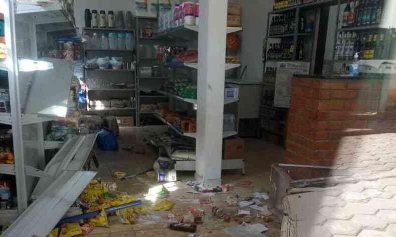 Boi deixou rastros de destruio em mercearia, no distrito de Baixa Quente(foto: Redes sociais/divulgao)
