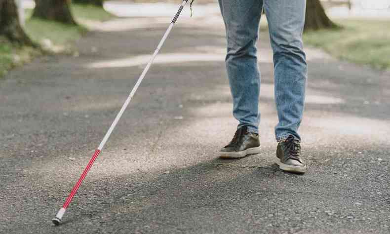 Homem com deficincia visual caminhando